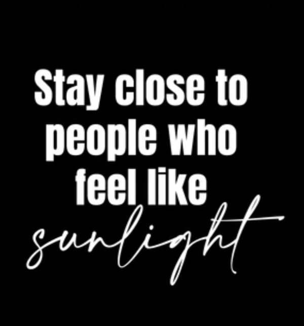 CANDLE - STAY CLOSE TO PEOPLE WHO FEEL LIKE SUNLIGHT